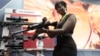 Представительница делегации Нигерии изучает одну из новейших снайперских винтовок концерна "Калашников" на саммите "Россия - Африка". Сочи, 24 октября 2019 года