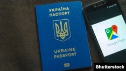 Украінскі пашпарт і смартфон з прыкладаньне Google map. Ілюстрацыйнае фота