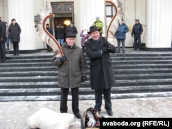 Генэральны консул Польшчы Яраслаў Ксёнжэк (справа) зацікавіўся рыштункам крылатых гусараў. Зьлева ад яго — Станіслаў Сянкевіч, кіраўнік гарадзенскага грамадзкага аб’яднаньня Polska Macierz Szkolna.