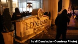 Intrarea hotelului Leogrand din Batumi, 25 noiembrie 2017