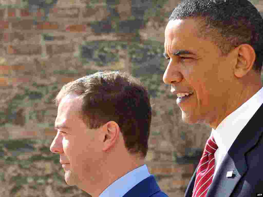 Претседателите на САД и Русија Обама и Медведев во градините на замокот Храдчани