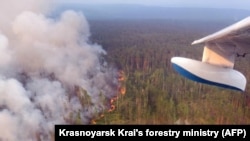 Fotografija snimljena s protivpožarnog aviona prikazuje šumski požar u Krasnojarskoj pokrajini u Sibiru 30. jula