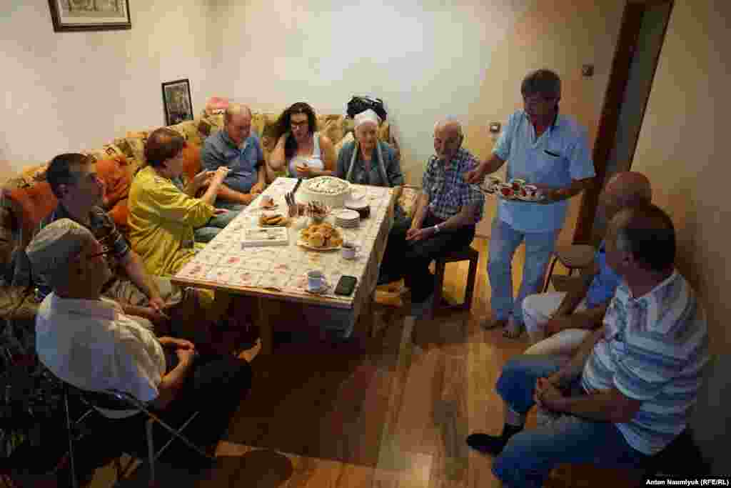 Musafirler arasında Meclis reisiniñ muavini İlmi Umerov, faaliyetçi Nariman Celâlov, Ahtem Çiygoznıñ babası Zeytulla Çiygoz, Mustafa Cemilevniñ apayı Safinar 