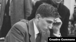  Боби Фишер по време на мач в Лайпциг, Източна Германия, през 1960 година 