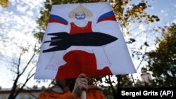 Участник акции протеста против размещения российской военной базы в Белоруссии. Минск, 4 октября 2015 года