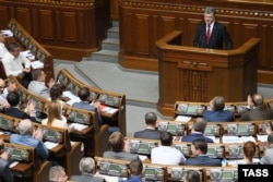 Президент України Петро Порошенко виступає з щорічним посланням перед Верховною Радою. Київ, 4 червня 2015 року
