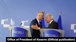 Hashim Thaçi və Dimitris Avramopoulos mətbuat konfransında