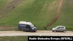 Полицијата врши увид на местото каде што беа убиени пет момчиња во близина на Смилковското Езеро кај Скопје.
