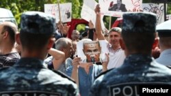 Armenia -- Detractors of former President Robert Kocharian demosntrate outside a court in Yerevan, September 12, 2019.