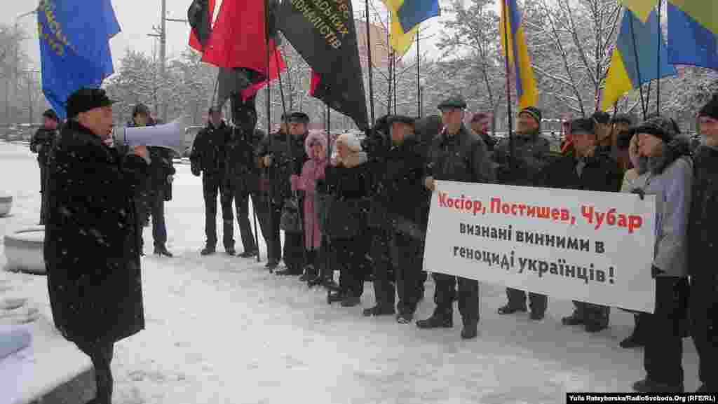 Близько сотні людей пікетували Дніпропетровську міську раду з вимогою перейменувати вулиці, названих іменами радянських діячів першої половини минулого століття, які, за рішенням Верховного Суду, входять до переліку осіб, винних в організації Голодомору,