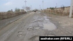 Türkmenistan. Pendi etrabyndaky ýollaryň biri