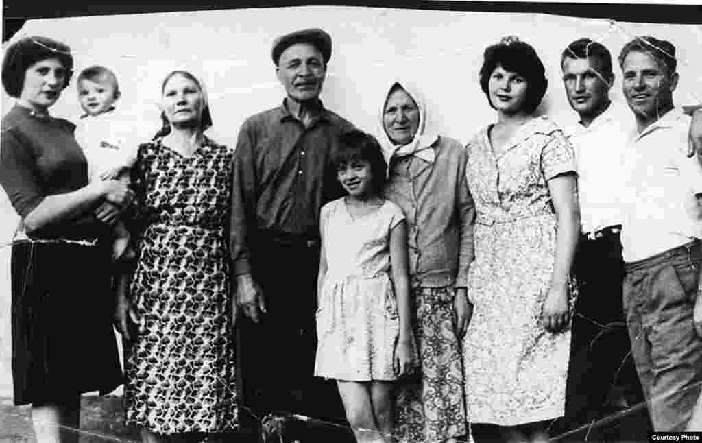 Moldoveni deportați de sovietici în 1941 - Din albumul Elenei Șișcan