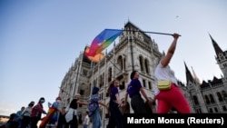Унгарија, демонстранти подржувачи на ЛГБТ Заедницата на протести против премиерот Виктор Орбан поради контроверзниот анти ЛГБТ закон 