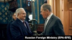 Орусиянын тышкы иштер министри Сергей Лавров жана өзүн Ливиянын улуттук армиясы деп атап алган топтун башчысы, генерал Халифа Хафтар. Москва. 13-январь, 2019-жыл.