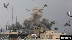 Tym ngrihet pas një shpërthimi gjatë bombardimeve izraelite në Teheran, Iran, 2 mars 2026.