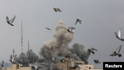 Dim se diže nakon eksplozije tokom izraelskog bombardovanja u Teheranu, Iran, 2. marta 2026.