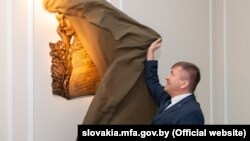 Пасол Ігар Ляшчэня адкрывае памятную дошку ў гонар Янкі Купалы