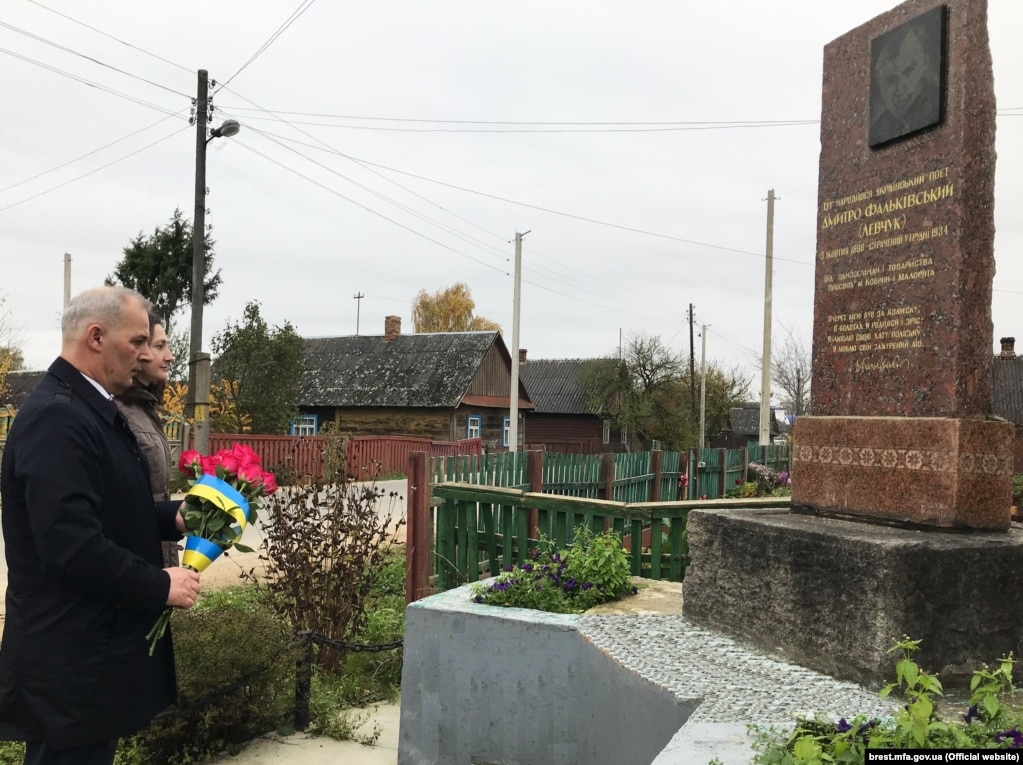 Представники українського консульства в Бресті біля пам’ятника Дмитру Фальківському