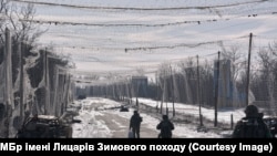 Українські військові на автошляху Дружківка – Костянтинівка, лютий 2026 року, фото ілюстративне