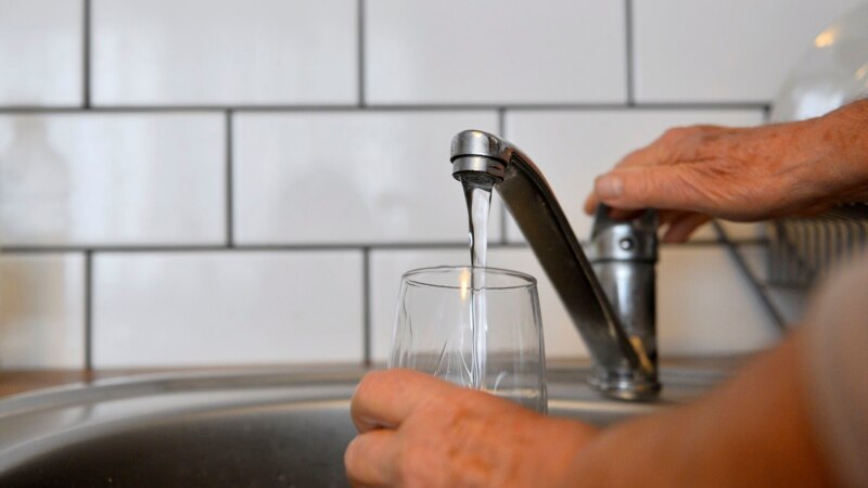 Kroacia rekomandon pirjen e ujit të çezmës pasi disa persona sëmuren nga pijet e gazuara