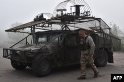 Український вояк біля броньованого «Бредлі» в Запорізькій області (ілюстарційне фото)