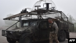 Украінскі вайсковец каля браневіка «Брэдлі» ў Запароскай вобласьці