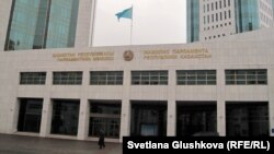 Главный вход в здание мажилиса парламента Казахстана.