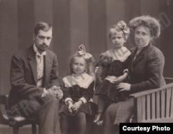 Юрий и Елена Стравинские с дочерьми Татьяной и Ксенией. Около 1908 года