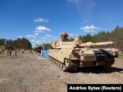 Американские танки Abrams загружаются на железнодорожные платформы на полигоне Пабраде в Литве, 29 мая 2020 года