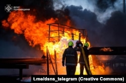 Пожежники ДСНС намагаються загасити пожежу, що виникла внаслідок російської атаки. Полтавщина, 24 травня 2026 року