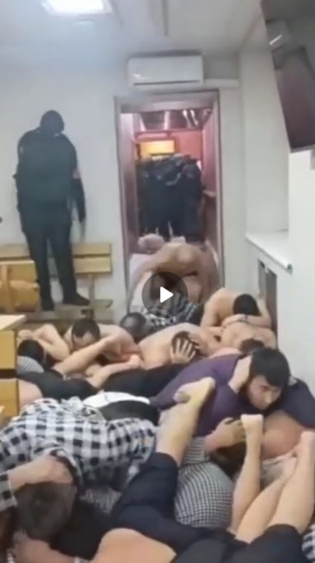 „Ne-au făcut să ne târâm”: Migranții vorbesc după raidul brutal din Moscova