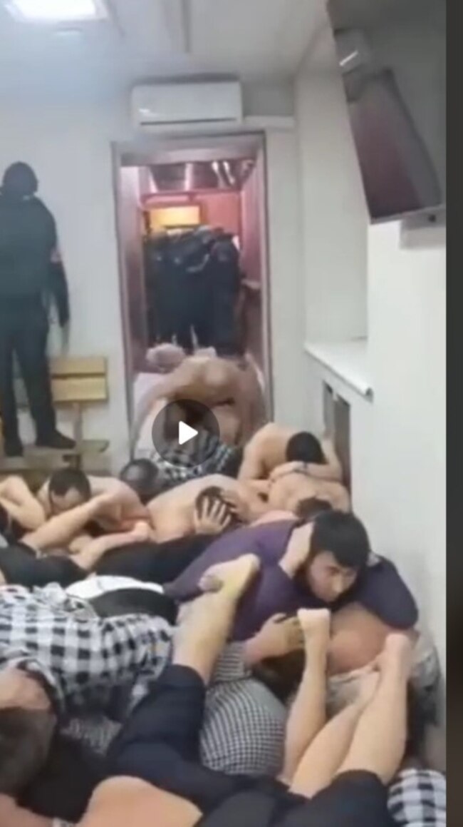„Ne-au făcut să ne târâm”: Migranții vorbesc după raidul brutal din Moscova