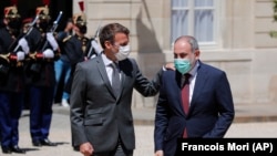 Президент Франции Эммануэль Макрон встречает премьер-министра Армении Никола Пашиняна перед встречей в Елисейском дворце в Париже, 1 июня, 2021 г.