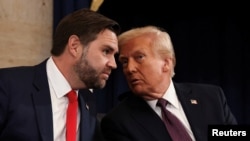 ABŞ-nyň prezidenti Donald Tramp (sagda) we wise-prezident JD Wens. (Arhiw suraty)