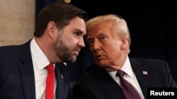АҚШ президенті Дональд Трамп (оң жақта) пен вице-президент Джей Ди Вэнс