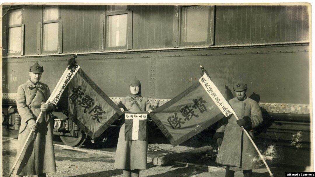 Конфликт на КВЖД, 1929 г., бойцы РККА с трофейными знамёнами Чжан Сюэлянa