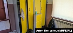 Kushtet në qendrën për migratët në Magurë të Lipjanit.