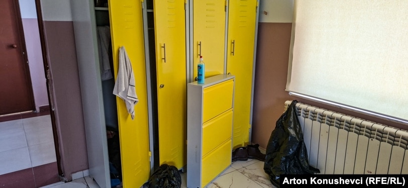 Kushtet në qendrën për migratët në Magurë të Lipjanit.