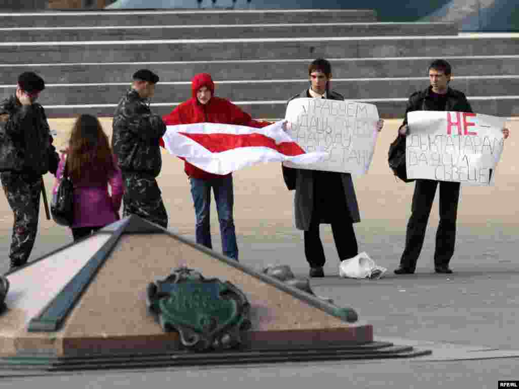 Моладзь у Менску патрабуе выдачы Курманбек Бакіева Кірізстану