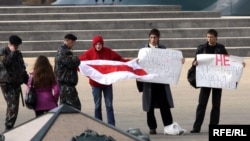 Ўтган ҳафта охирида Минск шаҳрида Қурмонбек Бакиевни Бишкекка топшириш талаби билан ёшлар пикетга чиққан эдилар.