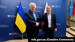 Андрій Сибіга (ліворуч) і Радослав Сікорський під час зустрічі у Варшаві, 3 липня 2026 року