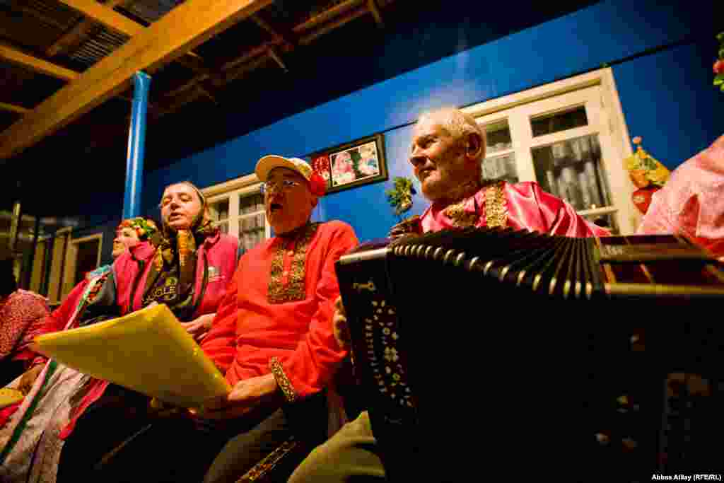 Malakanların milli folk qrupu. Onlar vaxtaşırı toplaşır, çalıb-oynayır, şənlənirlər.