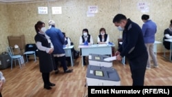 Один из избирательных участков в Оше, Кыргызстан, 11 апреля 2021 года