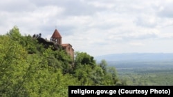 ხედი გზიდან ქურმუხის წმინდა გიორგი ტაძრისკენ. რელიგიის საკითხთა სახელმწიფო სააგენტოს ფოტო