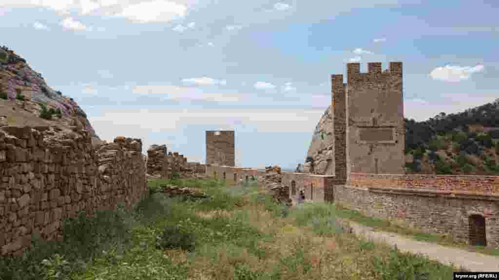 Судакская крепость послужила местом съемки для многих фильмов. Для кинодекораций отстраивались новые строения и частично реставрировались укрепительные сооружения