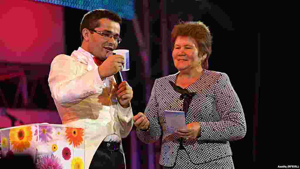 Алып баручы анкета язып лоторея бүләк откан тамашачы белән&nbsp;