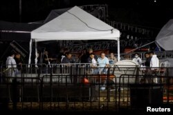 Mjekët emergjentë afër skenës një pjesë e së cilës u shemb si pasojë e erës së fuqishme gjatë një tubimi elektoral në San Pedro Garza Garcia, Meksikë, 22 maj 2024.