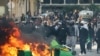 Париждеги Насьон аянтынын жанында окуучулар жолду тосуп, нааразылык билдирип жатышат.  2-октябрь, 2026-жыл.