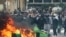 Париждеги Насьон аянтынын жанында окуучулар жолду тосуп, нааразылык билдирип жатышат.  2-октябрь, 2026-жыл.