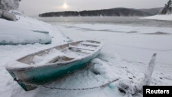 Берег реки, иллюстративное фото 